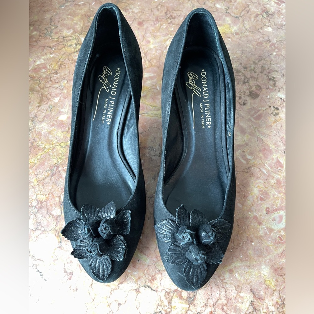 Donald J Pliner Black Suede Floral Heels 7 Medium
Good Condition